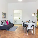 Stylish Modern Apartment For 5 People By Easybnb